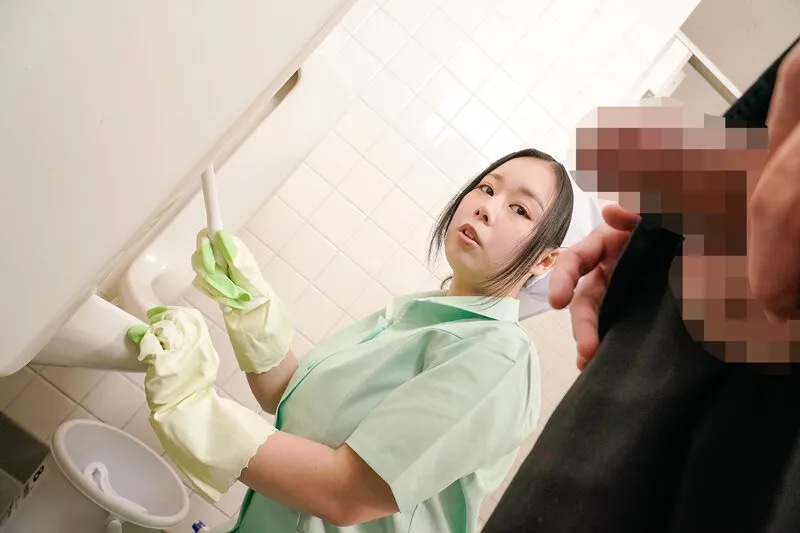 爆乳清掃員とトイレで2人きり！作業着から飛びだす凄いおっぱいに即勃起！！コソコソせんずりがバレて怒られると思ったら挑発されてヤられた 画像15