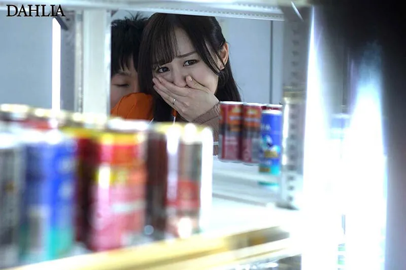 満たされない人妻の禁断不倫SEX 同じコンビニで働く男子大学生と汗だくで交わり続けた熱い冬… 芦名ほのか 画像10