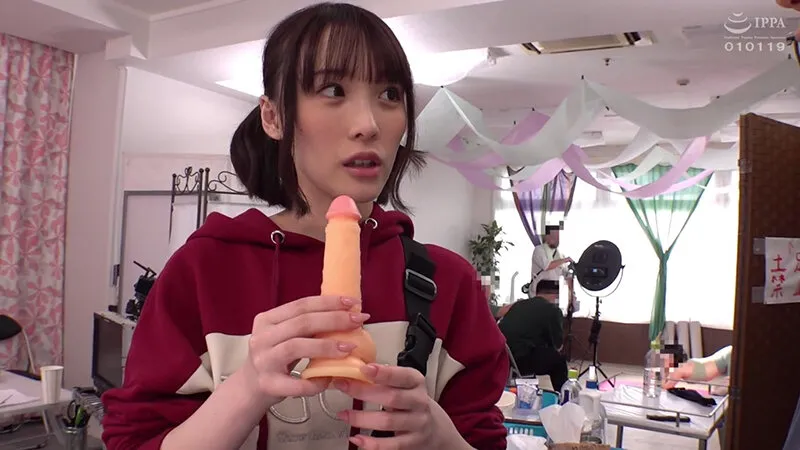 無茶振り！イタズラ！初々しい新人女ADに撮影現場の洗礼！ 監督の立場を利用して激ピスSEXに持ち込んだら自ら腰をクネクネ振ってイキまくっちゃう！～もも編～ 画像6