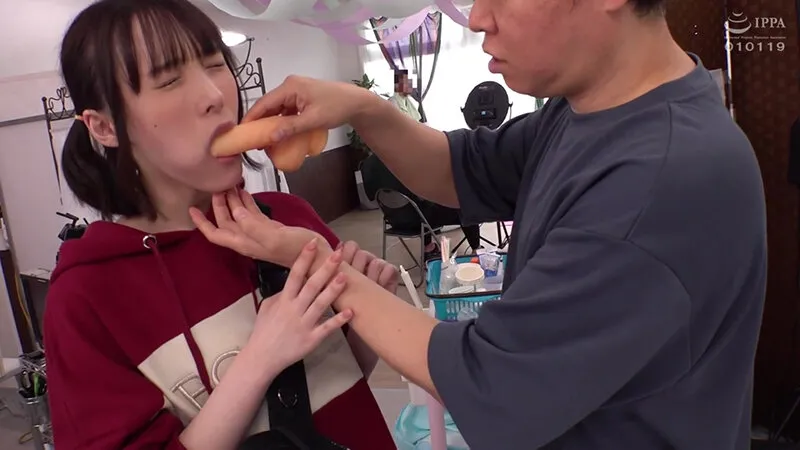 無茶振り！イタズラ！初々しい新人女ADに撮影現場の洗礼！ 監督の立場を利用して激ピスSEXに持ち込んだら自ら腰をクネクネ振ってイキまくっちゃう！～もも編～ 画像7