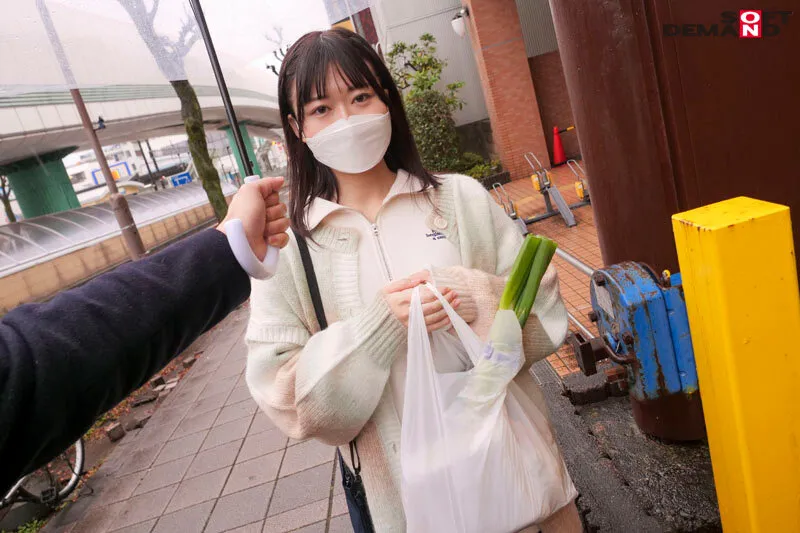 前回の撮影で処女喪失してから1ヶ月「セックスで気持ち良くなってみたい」と再出演！緊張しっぱなしの初デートに密着！リラックスできるよう2人きりにしてみたらいちゃいちゃエッチにハマっちゃったみたいです 小森はるき（21） 画像11