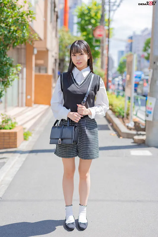 【初撮り】エロくびれ尻な関西弁ダンス講師 ヤバすぎる腰振り騎乗位...清楚に見えてチ〇ポ挿入で肉食系に変貌するスタイル抜群なスレンダー美女 軟体を活かしたくねくね腰使いドスケベセックスでドS女子がイキ乱れる めあ・21歳 天美めあ 画像2