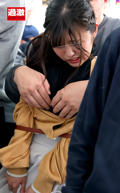 頑なに乳首を隠す巨乳女子の両手が感じてノーガードになるまでオイル揉みしまくれ！ 画像4