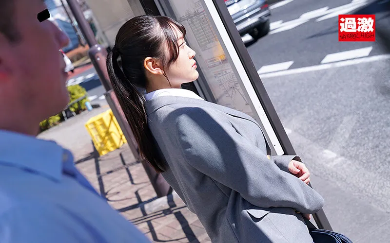 満員バスで背後から制服越しにねっとり乳揉み痴●され腰をクネらせ感じまくる巨乳女子○生19 推定Iカップ/爆乳女子○生 画像2