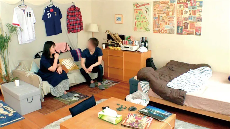 自宅連れ込みNTRセックス隠し撮り・そのまま勝手にハメ撮りしてAV発売！～同じ大学の後輩ちゃん編～大好きな彼氏が爆睡している隙に口説き落とし！背徳の浮気SEXが気持ち良すぎて「先輩のおち●ぽの方が好きです…」大量に潮を吹きながらイキまくり完堕ち！ 画像1