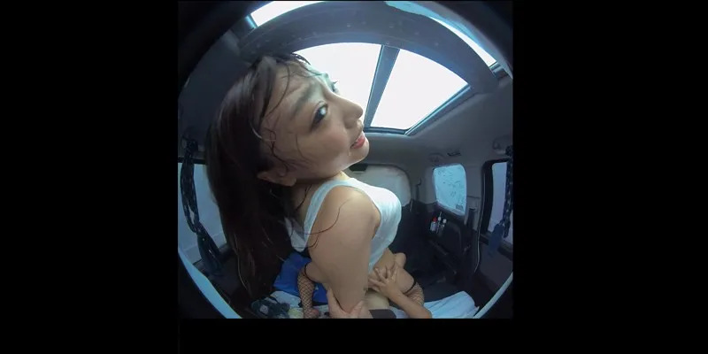 【VR】VR真夏の炎天下の狭い車内で汗だくになって肉食系カーセックスしまくりました 浜崎真緒 画像7