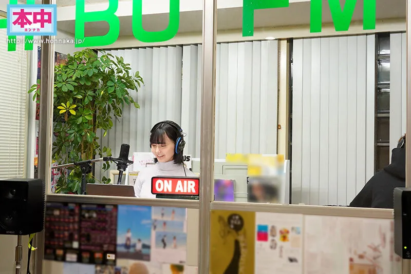 MCボイスと喘ぎ声どちらがお好きですか？顔出しNGだった隠れ美少女な地方局ラジオMCが中出しOKした日 この声聞いたことある！新人 愛葉陽葵 AVデビュー 画像2