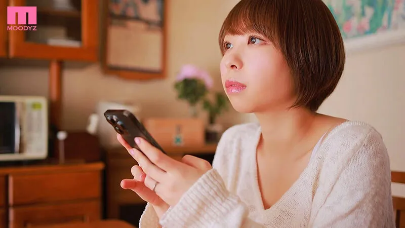 乳首びんびん巨乳妻 ボロ独身寮でガニ股オーガズム 宍戸里帆 画像1