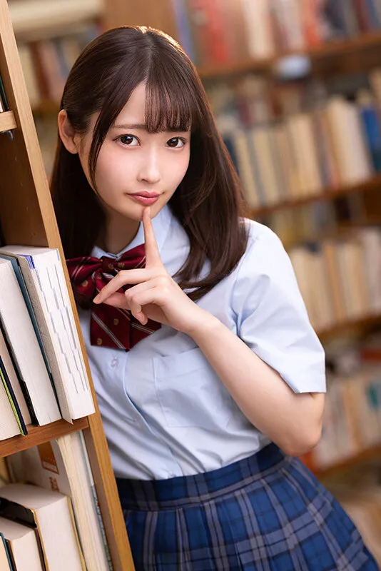 ゼロ距離で淫語をこっそり囁いて誘惑！！誰か来るかもしれない図書室で文系女子に犯●れ続けたボク 天然美月 画像1