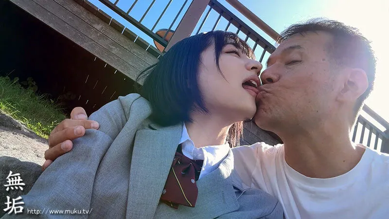 背伸びざかりの制服少女は修学旅行を抜け出してパパ世代おじさんとベロチューデート。そのままホテルに籠って何度も、何度も、中出しセックスでオトナを感じました。 虹村ゆみ 画像2
