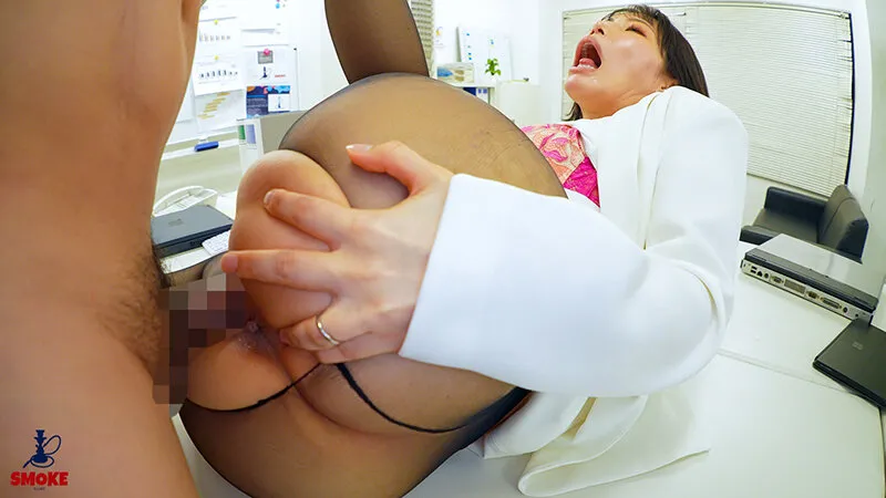 【肛門舐めセクハラ】ケツ穴を拡げさせられ何度もアナルクンニで舐められイキするデカ尻部下OL妻 九井スナオ 画像5