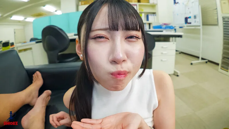 【ごっくんセクハラ】 残業中、2人きりの社内でムラムラ部長の中年精子を毎日飲まされる押しに弱いスレンダー新人部下OL ゆめ莉りか 画像18