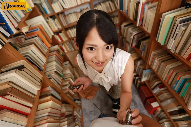 【VR】声を出したら絶対アウト！！ カノジョがすぐそばにいるのに…静寂の図書館でメガネ文学少女に痴女られまくりVR 渚みつき 画像8